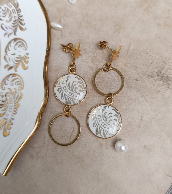 boucles-asymetriques-faience-plaque-or-fond-blanc.jpg Boucles asymétriques en faïence ancienne, plaqué or 24 carats et acier inoxydable, finition résine brillante.