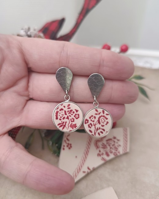 Boucles d’oreilles Siropi portées – bijou éthique et vintage Boucles d’oreilles Siropi portées, pendentifs en porcelaine anglaise rouge grenadine, création artisanale française et bijou responsable.