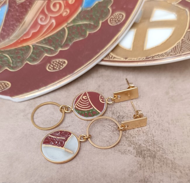 Bijou artisanal français : boucles d’oreilles en porcelaine Satsuma centenaire. Upcycling de vaisselle ancienne, fabrication 100 % locale.