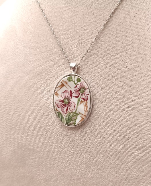 Collier jardin d'hiver porté, bijou artisanal français en porcelaine upcyclée et unique.