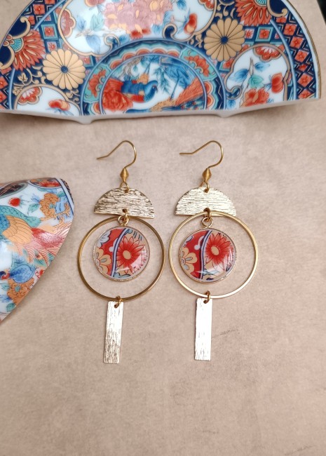 Boucles artisanales en porcelaine japonaise recyclée avec motifs floraux, dorures et supports plaqués or 24 carats.
