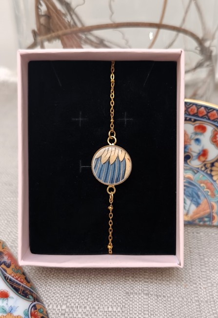 Bracelet Imari en porcelaine japonaise ancienne présenté dans son écrin, pièce unique et idée cadeau artisanale pour femme.