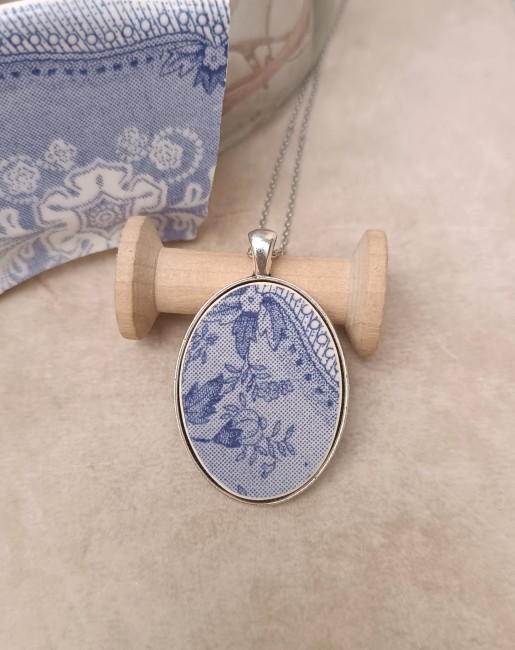 Collier bleu vintage pendentif en faïence recyclée Pendentif ovale en faïence ancienne des années 50, motif bleu façon dentelle. Modèle unique découpé et façonné à la main dans mon atelier à Calais.