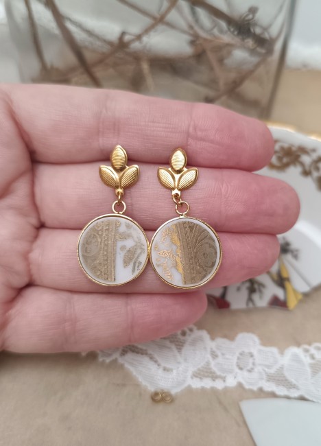 detail-motif-marquise-porcelaine-limoges-boucles-carnet-de-bal