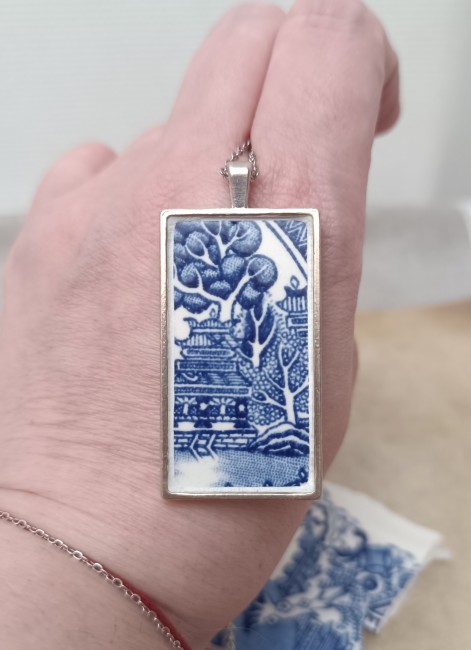 Grand pendentif rectangulaire en porcelaine Blue Willow, monté dans un rectangle métal. Pièce unique, fabriquée à la main dans mon atelier à Calais.