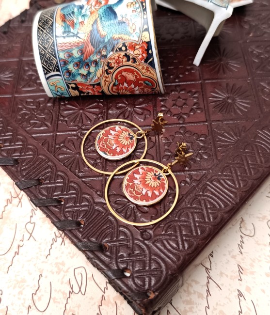 Vue de profil sur les boucles IRAMI, révélant la finesse des motifs japonais d’époque et le savoir-faire artisanal de la créatrice