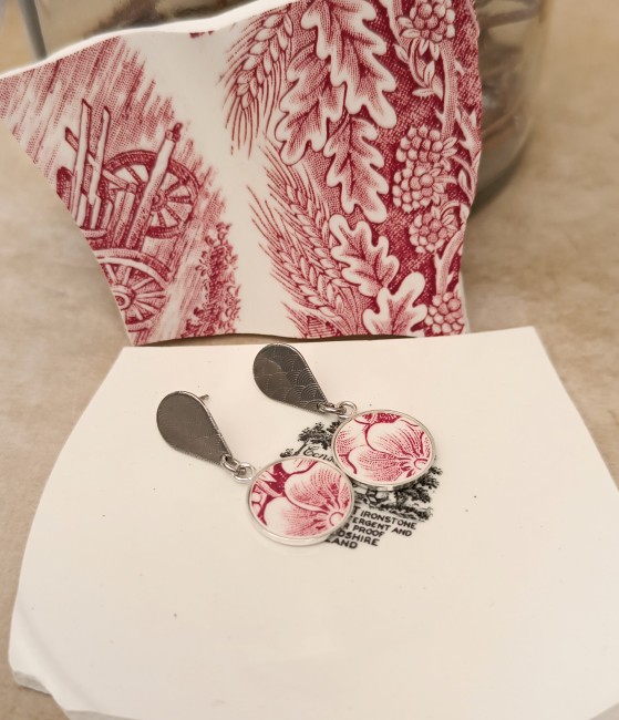 Boucles d’oreilles Siropi vues de profil, mettant en valeur la finesse et la légèreté du bijou en porcelaine anglaise.