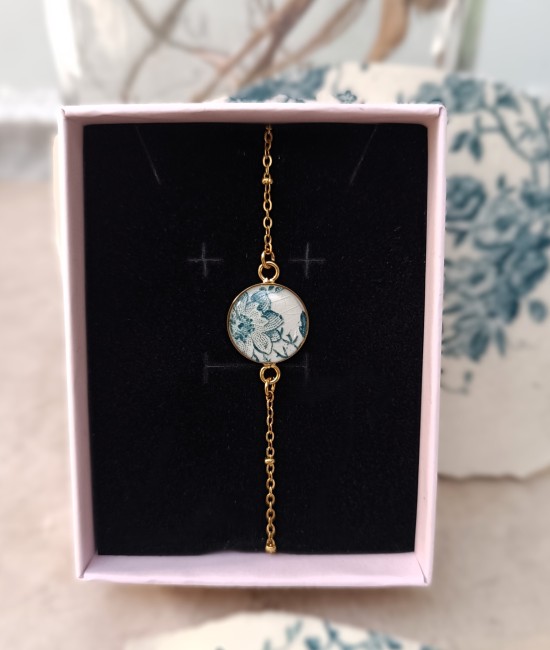 Bracelet présenté dans son écrin prêt à offrir.