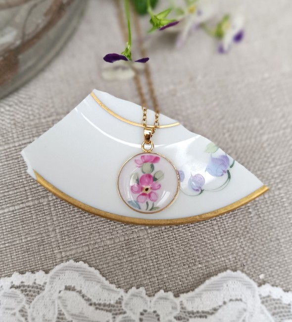 pendentif-poesie-porcelaine-baviere-plaque-or Pendentif Poésie de 18 mm en véritable porcelaine fine ancienne de Bavière, motif floral et support plaqué or 24 carats.