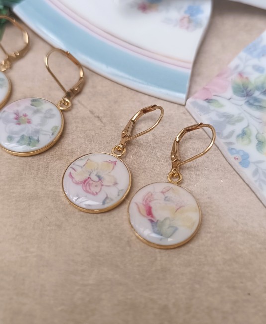 detail-porcelaine-resinee-boucles-dormeuses-jeannette