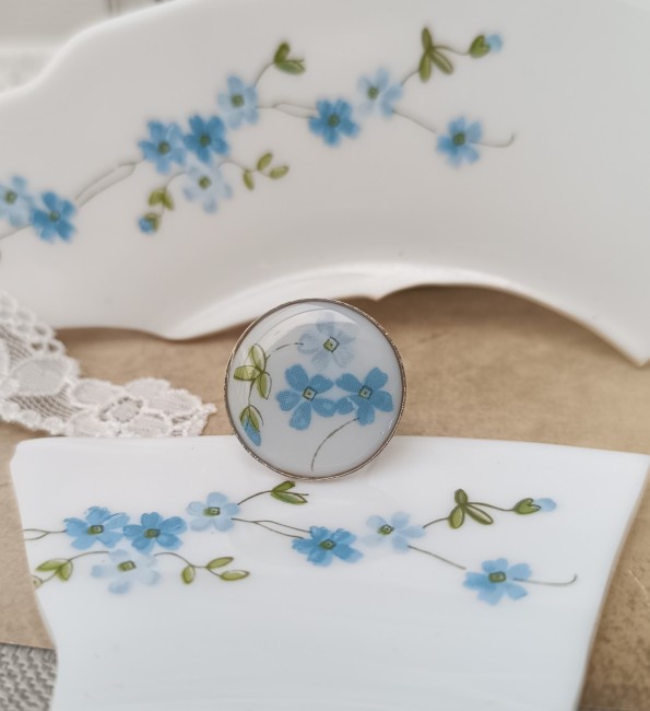 Bague réglable en Arcopal ancien Myosotis, grand cabochon de 22 mm sur support plaqué argent. Création artisanale française réalisée à Calais.