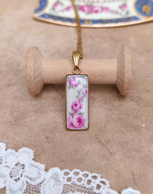 Détail du pendentif à pivoines roses découpé dans une véritable porcelaine de Limoges et protégé par une résine brillante.