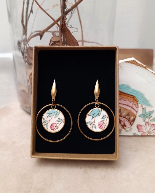 Boucles SAKURA présentées dans leur boîte en kraft recyclé, bijou unique en faïence ancienne, création poétique et durable.