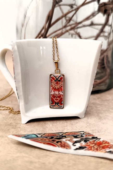 collier IMARI, fin et léger à porter, pendentif en porcelaine Collier IMARI en porcelaine japonaise de 1928, fragments d’une sous-tasse ancienne, bijou unique façonné à la main à Calais.