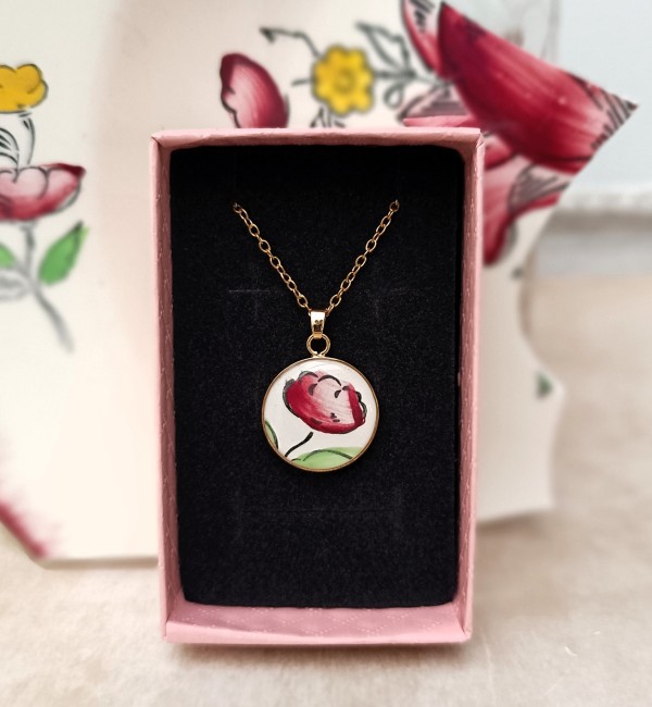Collier et bracelet en faïence familiale présentés dans leur écrin, cadeau d’anniversaire personnalisé créé à partir d’un souvenir de famille.