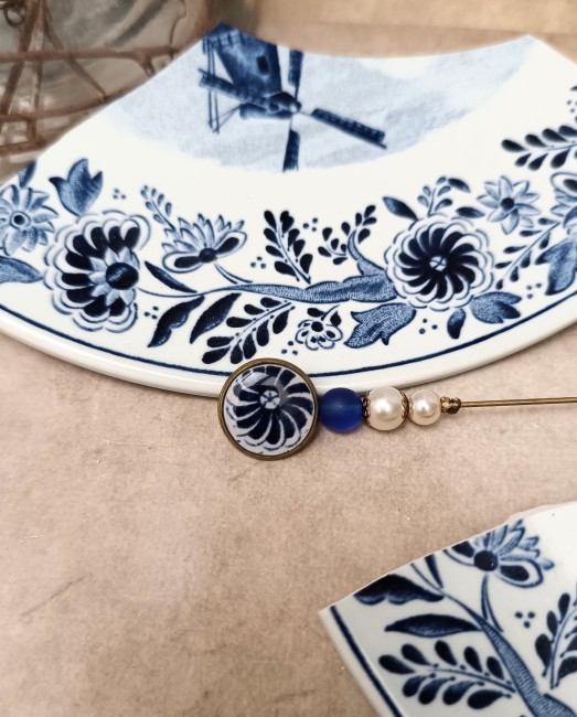 Fibule Bleu Vintage réalisée à partir d'un fragment de faïence ancienne
