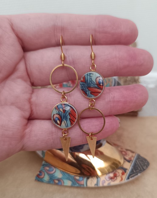 Boucles d'oreilles IMARI présentées en main pour apprécier les dimensions, les proportions et les détails du motif.