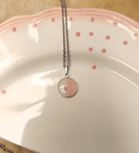 Collier réalisé à partir d'une assiette en faïence familiale avec pendentif plaqué argent.