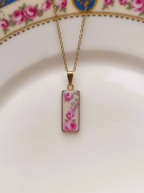 Collier Pivoine créé à partir d’une assiette en porcelaine de Limoges réemployée, décor de pivoines roses et acier inoxydable doré.