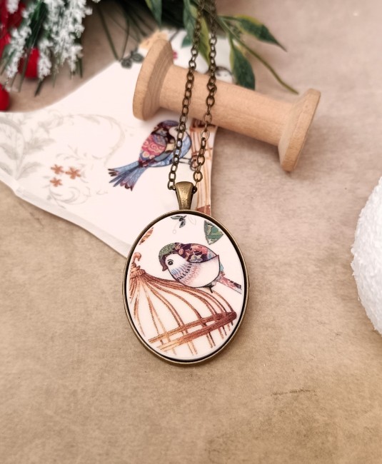 Collier en porcelaine ancienne, pendentif ovale serti en laiton finition antique. Bijou-femme unique, idéal pour un cadeau de Noël poétique et artisanal.
