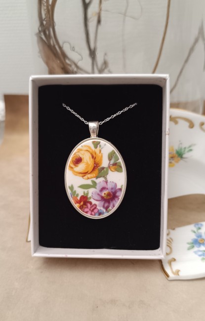 Collier POÉSIE présenté dans sa boîte cadeau en kraft recyclé, bijou artisanal français en porcelaine ancienne upcyclée, prêt à offrir