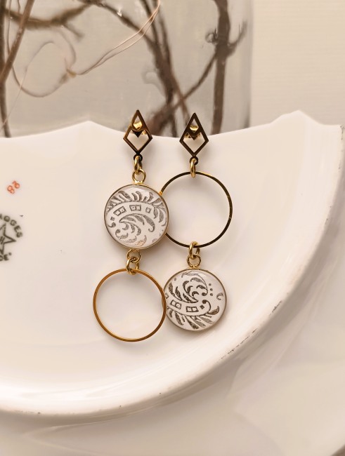 Boucles Célestes en faïence ancienne de Saint-Amand avec motif doré aux reflets holographiques.