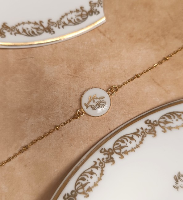 bijoux-personnalises-porcelaine-familiale-braclet-plaque-or Collier, bracelets et boutons de manchette en porcelaine familiale sur fond clair.