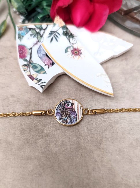 bracelet-a-la-volette-porcelaine-flatlay-broken-art Bracelet À la Volette en porcelaine ancienne transformée, support plaqué or 24K, posé sur fond neutre