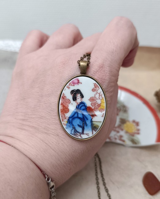 sautoir geisha fin et léger à porter sautoir en porcelaine japonaise recyclée tenu à la main,  motif geisha