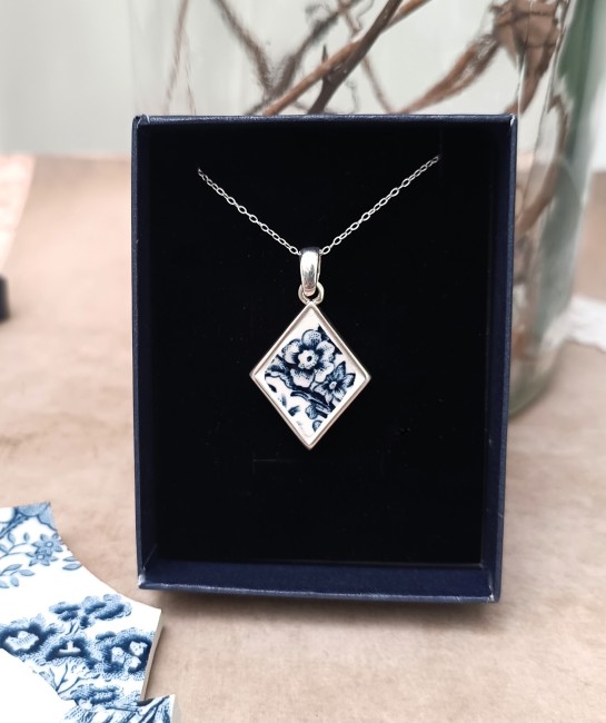 Bleu Vintage – Collier en faïence ancienne anglaise, bijou artisanal français Collier Bleu Vintage – Pièce unique en faïence ancienne anglaise, bijou artisanal français, upcycling et design poétique pour amateurs de créations uniques.