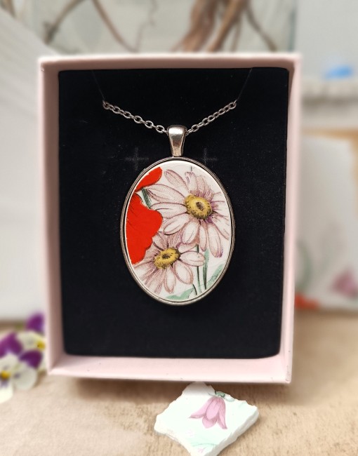 Collier Marguerites présenté dans son écrin, prêt à offrir pour un anniversaire, les noces de faïence ou toute autre occasion.