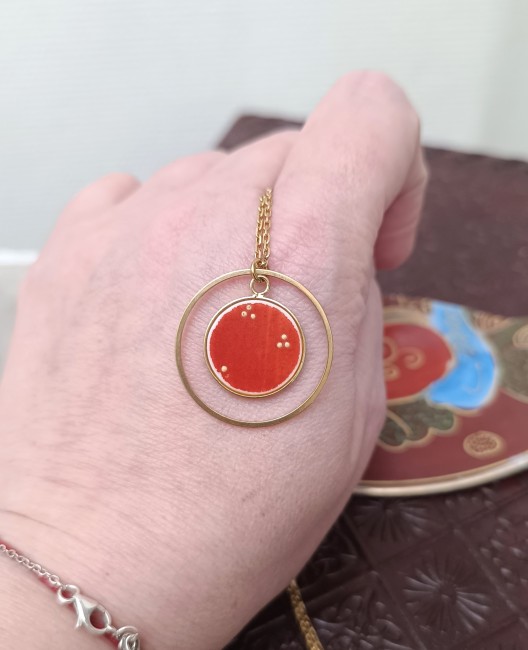 Collier Satsuma détail du motif– Porcelaine japonaise ancienne Collier Satsuma en porcelaine japonaise ancienne, monté à la main en France. Bijou rare mêlant tradition et modernité.