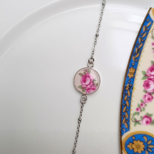 Bracelet Pivoine créé à partir d’une ancienne assiette en porcelaine de Limoges à décor de pivoines roses, avec médaillon plaqué argent.