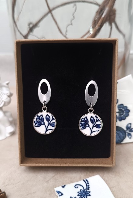 Boucles d’oreilles Bleu Vintage en porcelaine anglaise ancienne. Pièce unique, artisanale et poétique, faite main à Calais.