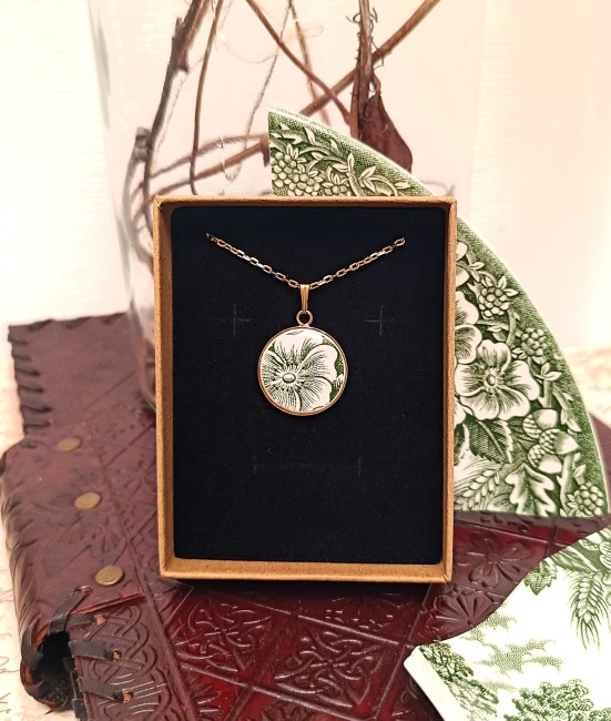 Finitions du collier Botanika – Plaqué or 24K fabrication française Collier artisanal en porcelaine vintage dans son écrin, chaine acier inoxydable doré, élégant et léger. Création française faite main.