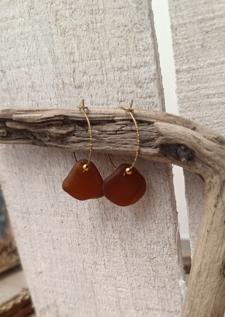 Boucles créoles en verre de mer ambre, fragments naturels montés sur acier inoxydable doré.