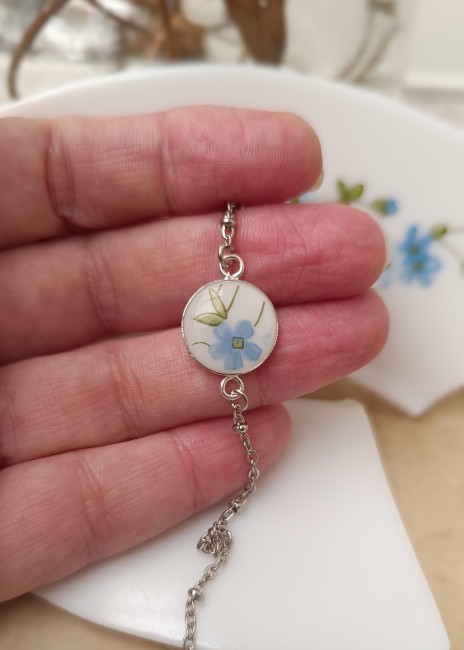 Détail du bracelet Myosotis, assiette Arcopal transformée en bijou fleuri.