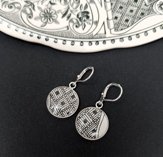 Boucles Sonate noir et blanc - dans leur écrin – Faïence ancienne recyclée Sonate : boucles dormeuses artisanales en faïence ancienne, bijou poétique, léger et élégant, parfait pour un cadeau original.