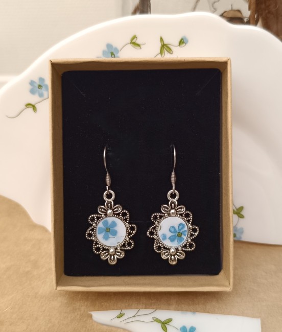 Boucles d'oreilles Myosotis présentées dans leur écrin prêt à offrir pour un anniversaire, la fête des mères ou les noces de faïence.