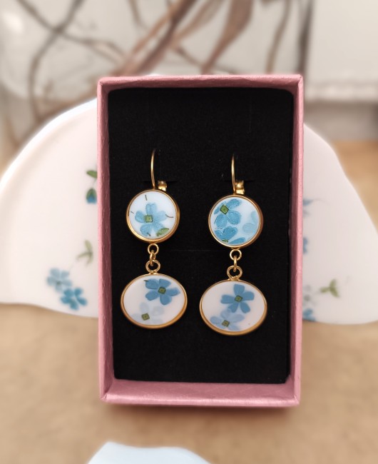 boucles-double-cabochon-myosotis-ecrin Boucles d'oreilles Myosotis présentées dans leur écrin prêt à offrir.