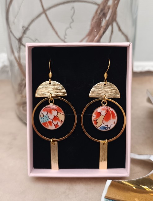Boucles IMARI en porcelaine japonaise ancienne présentées dans leur écrin, idée cadeau artisanale pour les noces de porcelaine.