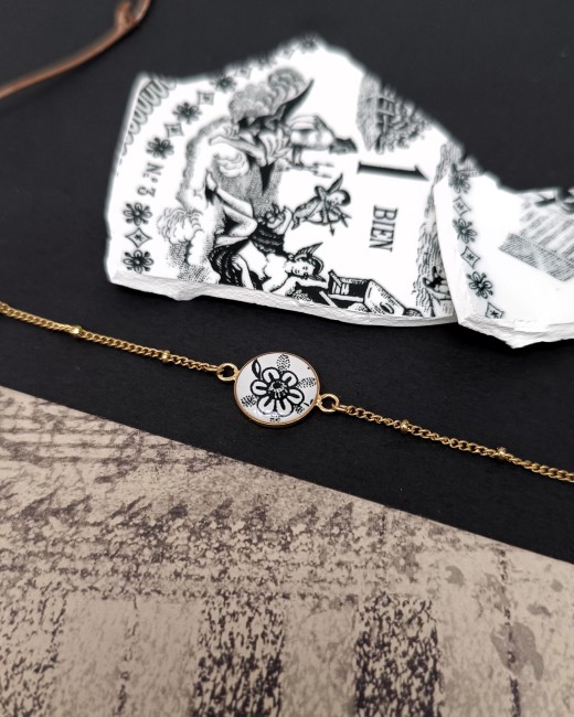 Bracelet en porcelaine ancienne Sonate – Pièce unique, édition limitée Création artisanale française : bracelet Sonate en porcelaine, léger, élégant et hypoallergénique.