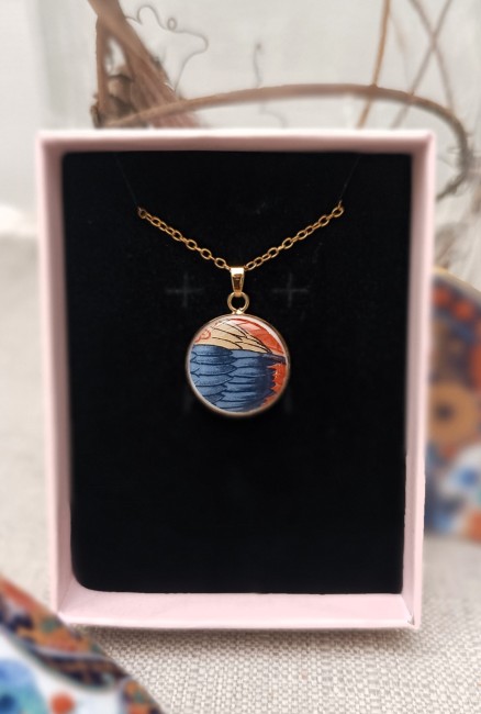 Collier Imari en porcelaine japonaise ancienne présenté dans son écrin, pièce unique et idée cadeau artisanale pour femme.