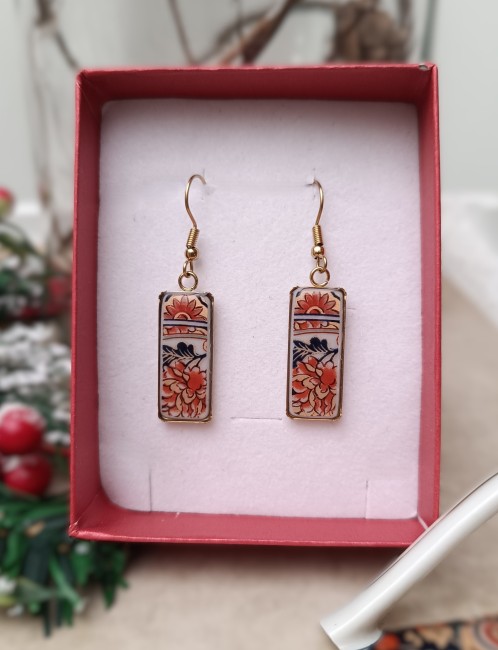 Création unique IMARI en porcelaine upcyclée. Boucles d’oreilles façonnées à la main à partir d’une tasse japonaise ancienne, alliant finesse florale et savoir-faire français.