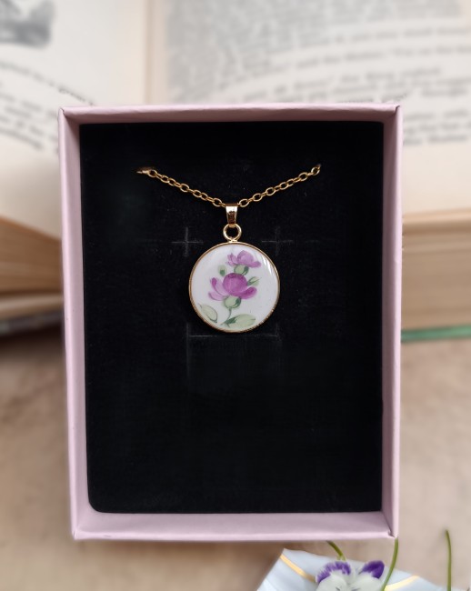 collier-poesie-porcelaine-ancienne-fleurs-porte.jpg Collier Poésie porté, création artisanale légère en porcelaine fine ancienne fleurie et plaqué or 24 carats.