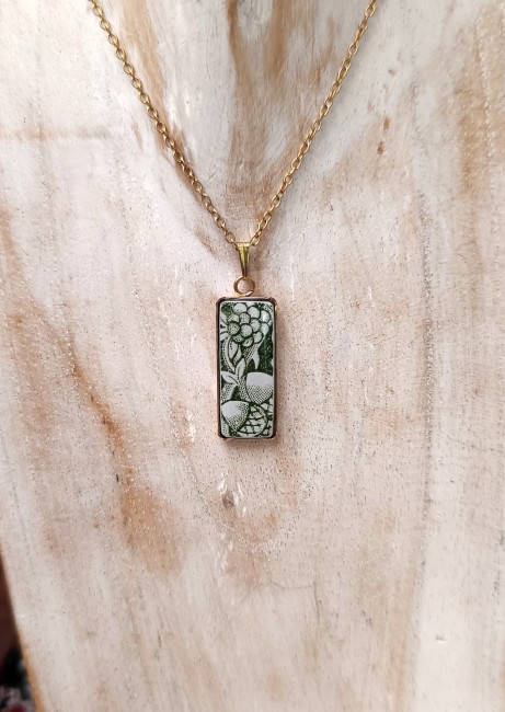 Collier porcelaine anglaise porté – Bijou upcyclé Broken Art