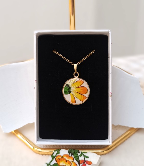 Collier Samba présenté dans son écrin prêt à offrir.