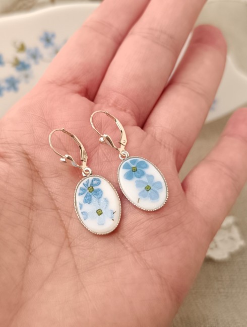 Détail du motif Myosotis en Arcopal, fleurs bleues sur verre opalin ancien.