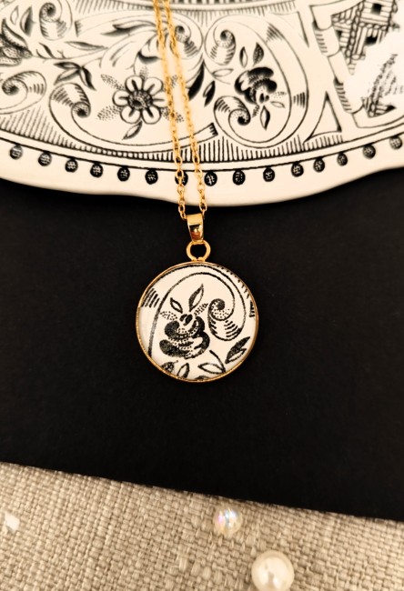 Collier Sonate en faïence ancienne présenté dans son écrin, idée cadeau originale pour les noces de faïence.