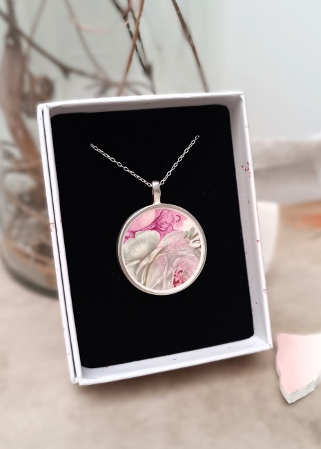 Collier Victoria Rose - vue de profil dans son écrin – Faïence ancienne & argent – Bijou artisanal français Collier unique en faïence dans son écrin, motif rose romantique, monture plaqué argent. Création upcyclée à la main, made in Calais.